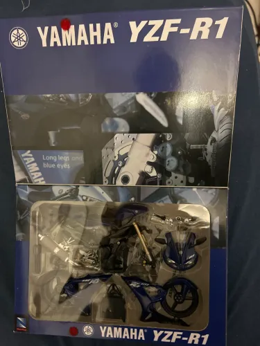 Yamaha YZFR1 moto montagem miniatura