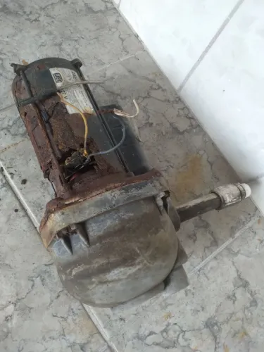 Bomba d'água enferrujada