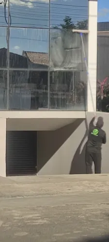 Trabalhou com limpeza de vidro