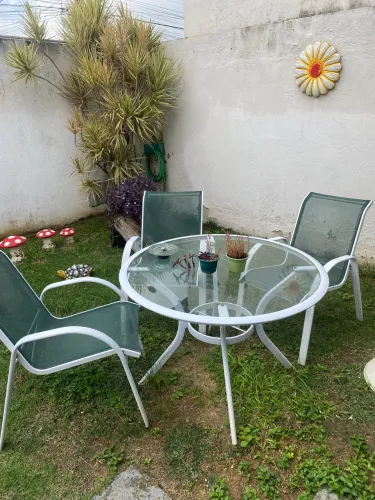 Mesa com 4 cadeiras jardim