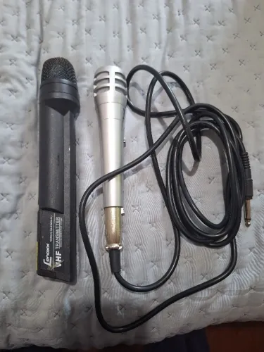 Dois microfones quebrados