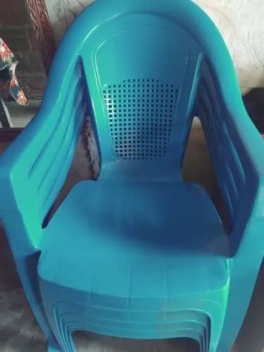 Cadeiras de plástico semi nova comprei mas não vou precisar usar ai estou vendendo