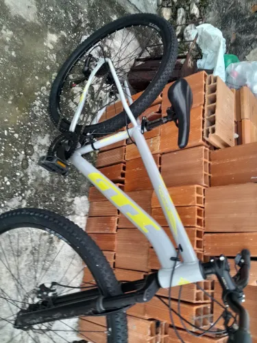 Bicicleta semi nova 3 mês só de uso