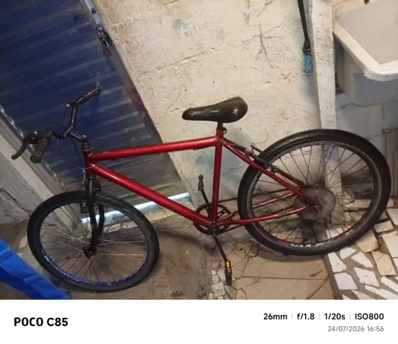 Bicicleta vermelha rodando perfeitamente