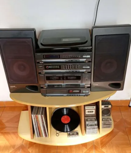 Vendo som antigo marca FHILCO-Modelo Sterio Synthesizer preto estilo retro e duas caixas