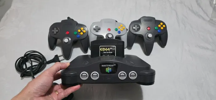 Nintendo 64 (N64) 3 Controles e Everdrive com Jogos - Completo