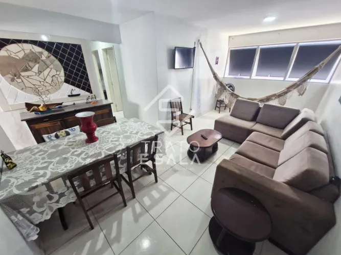 Três quartos, mobiliado, em rua tranquila e próximo à orla