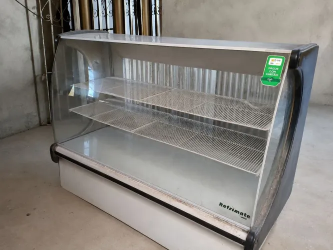 Balcão expositor neutro de vidro curvo, da marca Refrimate