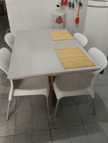 Mesa com cadeira
