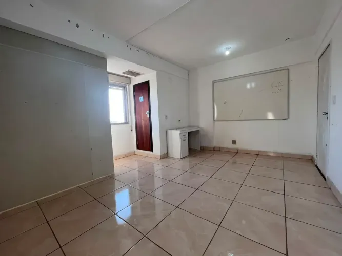 Sala em andar alto na Malcon para venda no Centro Histórico - Porto Alegre - RS