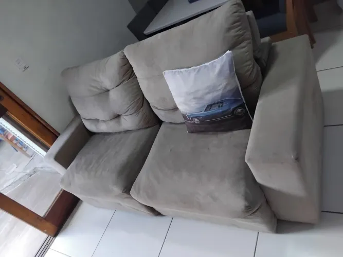 Sofá retratil reclinável.