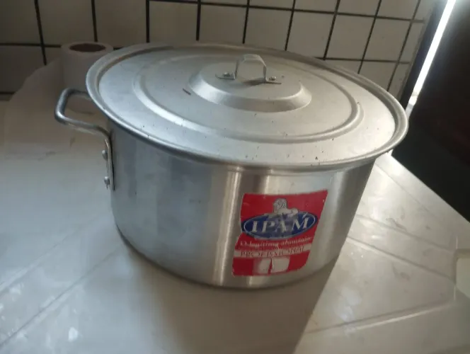Vendo panela grande alumínio nova