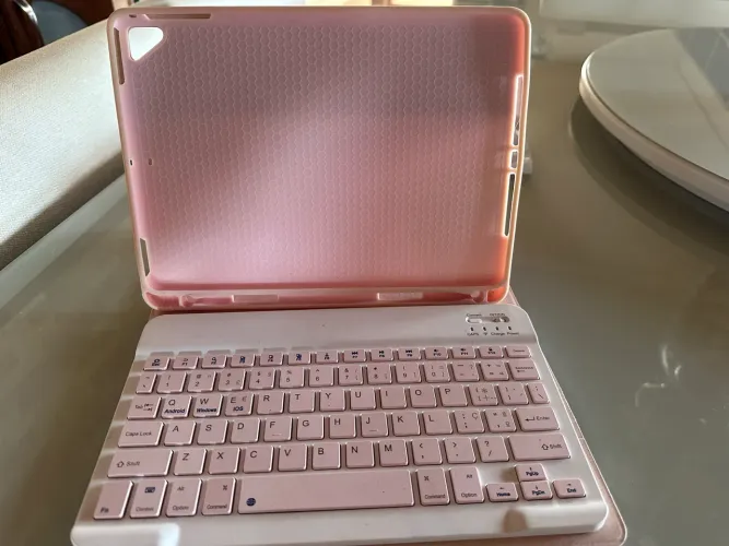 Capinha com teclado IPAD 6 Rosa