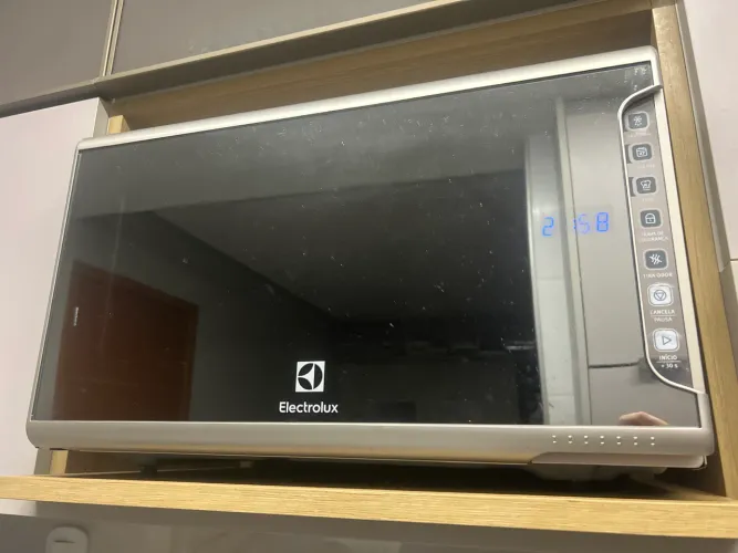 Micro-ondas Electrolux 31L cor Inox Espelhador(MI41S)