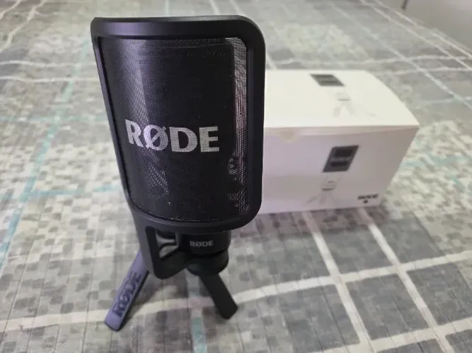 Microfone Røde NT-USB+ (Plus) USB-C Profissional + Suporte de Mesa e Cabo Original