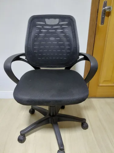 Vendo duas cadeiras de escritório (cadeiras usadas e com alguns pequenos defeitos de uso)