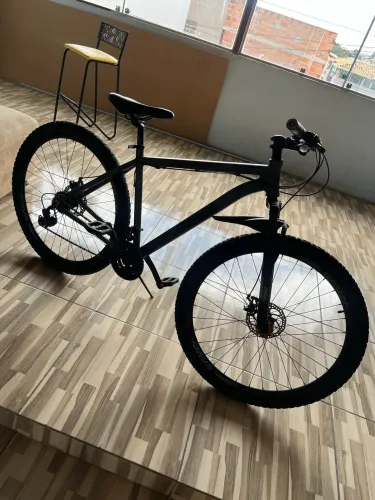 bicicleta mountain bike rava pressure aro 29 em cinza e preto.
