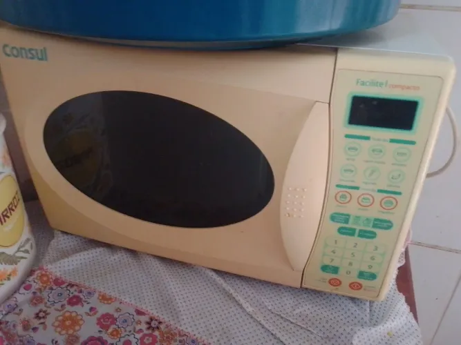Vendo microondas com defeito p retirar peça 