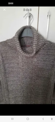 Blusa gola alta cinza com fios prata.