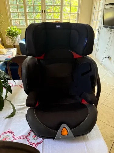 Assento Chicco com encosto e isofix