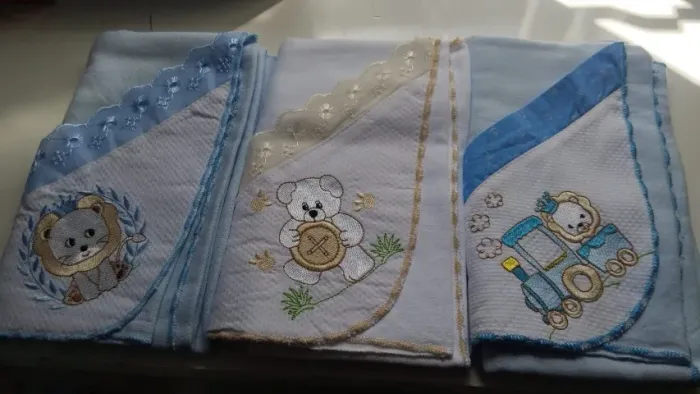 Cueiros Novos - Tons de azul e amarelo Com desenhos bordados de ursinhos e leoãozinho fofo