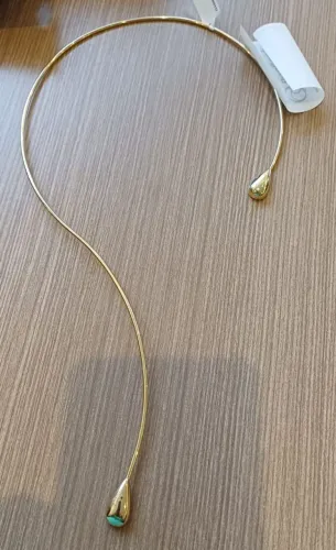 Colar assimétrico dourado gotas
