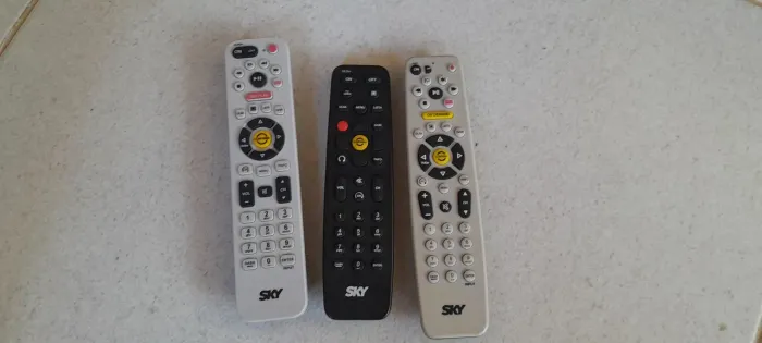 Vende-se 03 controle Novos Sky