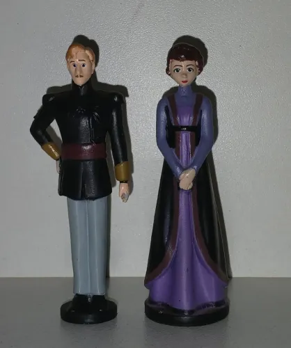 LOTE DUPLA BONECOS MINIATURAS DISNEY FROZEN 2 RAINHA IDUNA REI AGNARR PAIS DE ANNA E ELSA