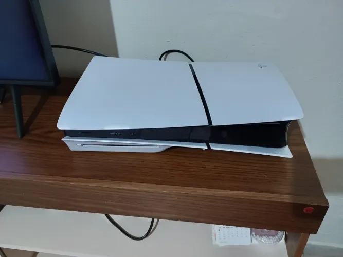 PS5 Slim Mídia Física com apenas 9 meses de uso ainda na garantia de fábrica