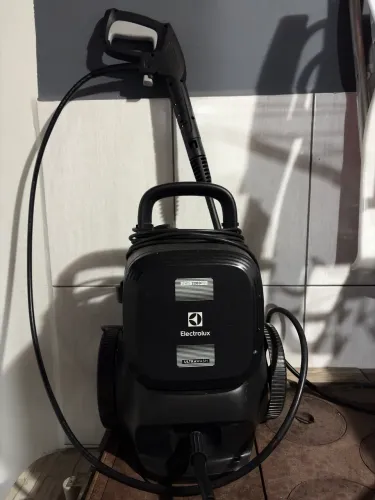 Lavadora Electrolux UltraWash UWS2200 1800W 2200PSI Alça e Dispenser - 220V