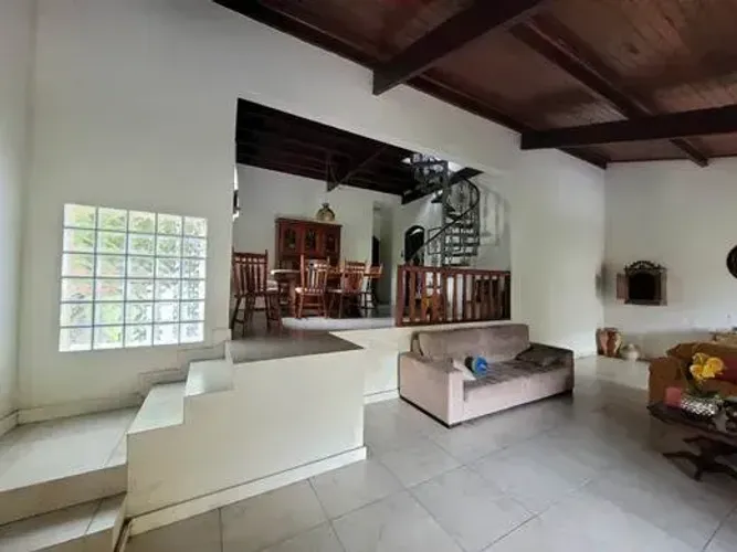 Casa de condomínio para venda possui 400 metros quadrados com 6 quartos em Charitas - Nite
