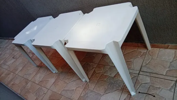 1 Kit com 3 Mesas monobloco Goiania Plast branca e 30 Cadeiras Bristô Goiania Plast branca