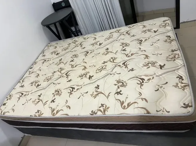 Cama de casal muito nova