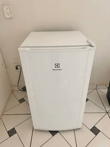 Frigobar Electrolux branco - ótimo para escritório ou quarto