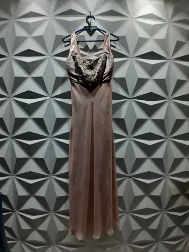 Elegante vestido rosa com joias