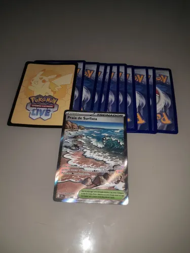 Carta Pokémon TCG Praia de Surfista + 10 cartas aleatórias + código de resgate.