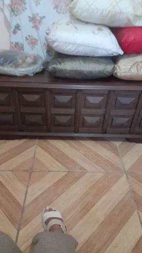 BAU DE JACARANDA ALMOFADADO. PODE SER USADO COMO BANCO OU PARA GUARDAR COISAS