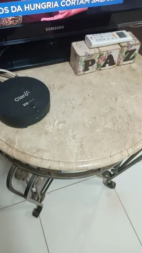 Mesa de decoração de ferro com tampo travertino