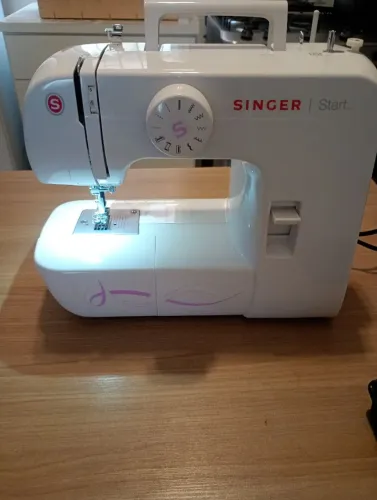 Máquina de costura Singer modelo star 1306 220v