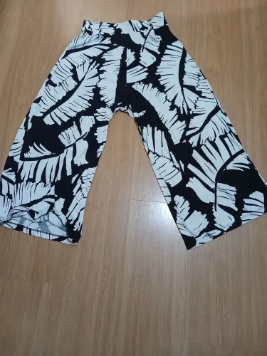 Calça Pantacourt Feminina Estampa Folhagem Preta e Branca