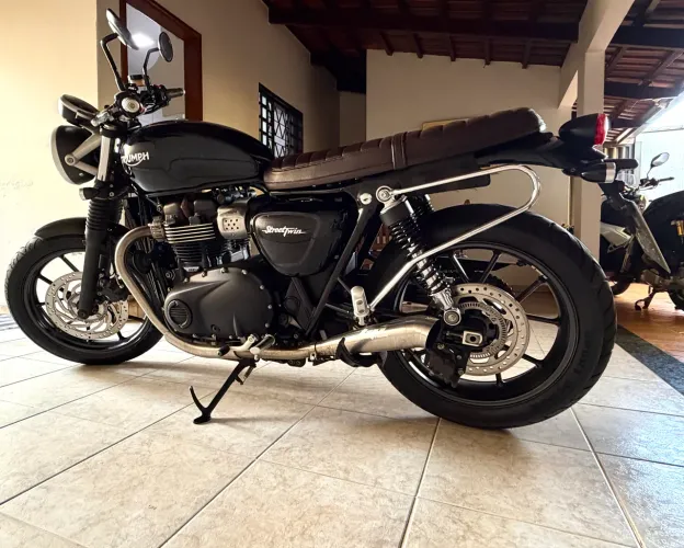 Triumph Street Twin 900cc - Exclusiva, Ultra conservada e recheada de acessórios.