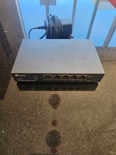 Switch 2 redes com 4 portas, funciona simultaneamente 2 Internets