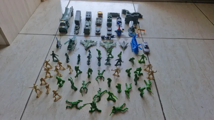 Soldados e veículos EXÉRCITO