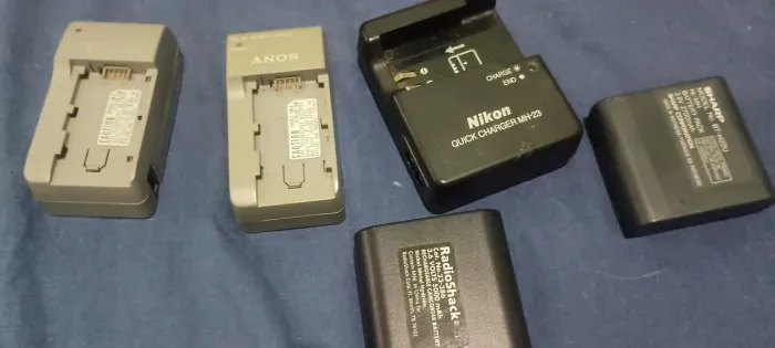 Carregando e bateria de rádio e câmera 