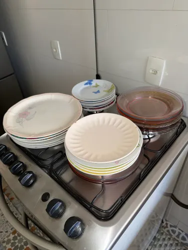 Pratos de tamanhos e estampas variados