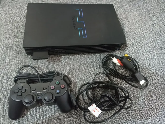Vendo Playstation 2 FAT, ótimo estado. Vai lotado de jogos. Só pegar e jogar
