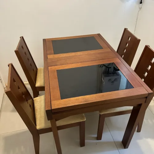 Mesa extensível em madeira e 4 cadeiras