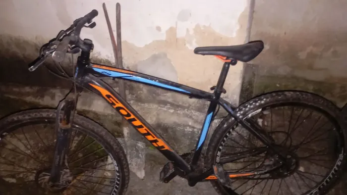 Bicicleta em bom estado para pequeno concerto