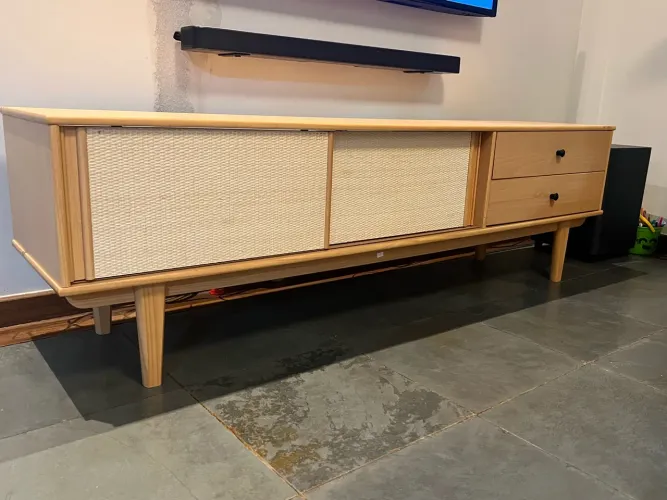 Rack em Madeira Maciça Freijó com Detalhes em Palha - Suporta TV até 65
