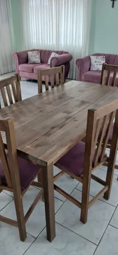 Mesa madeira maciça, com 8 cadeiras